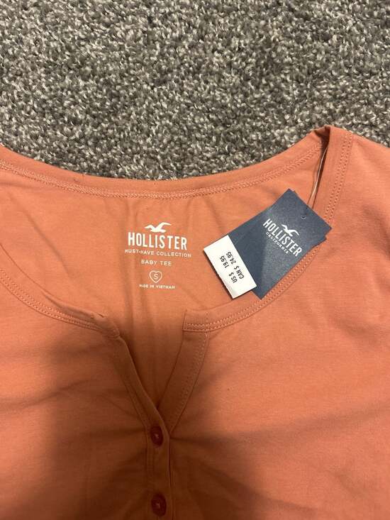 Hollister Must-Have Collection Button-Through Baby Tee in Peach - Picture 2 of 3